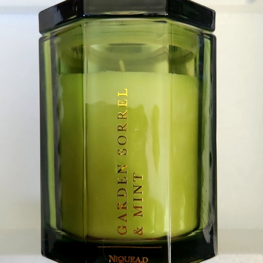NIQUEA.D CANDEL: GARDEN SORREL & MINT ,New, 45hr burn, Green glass. 25$RARE